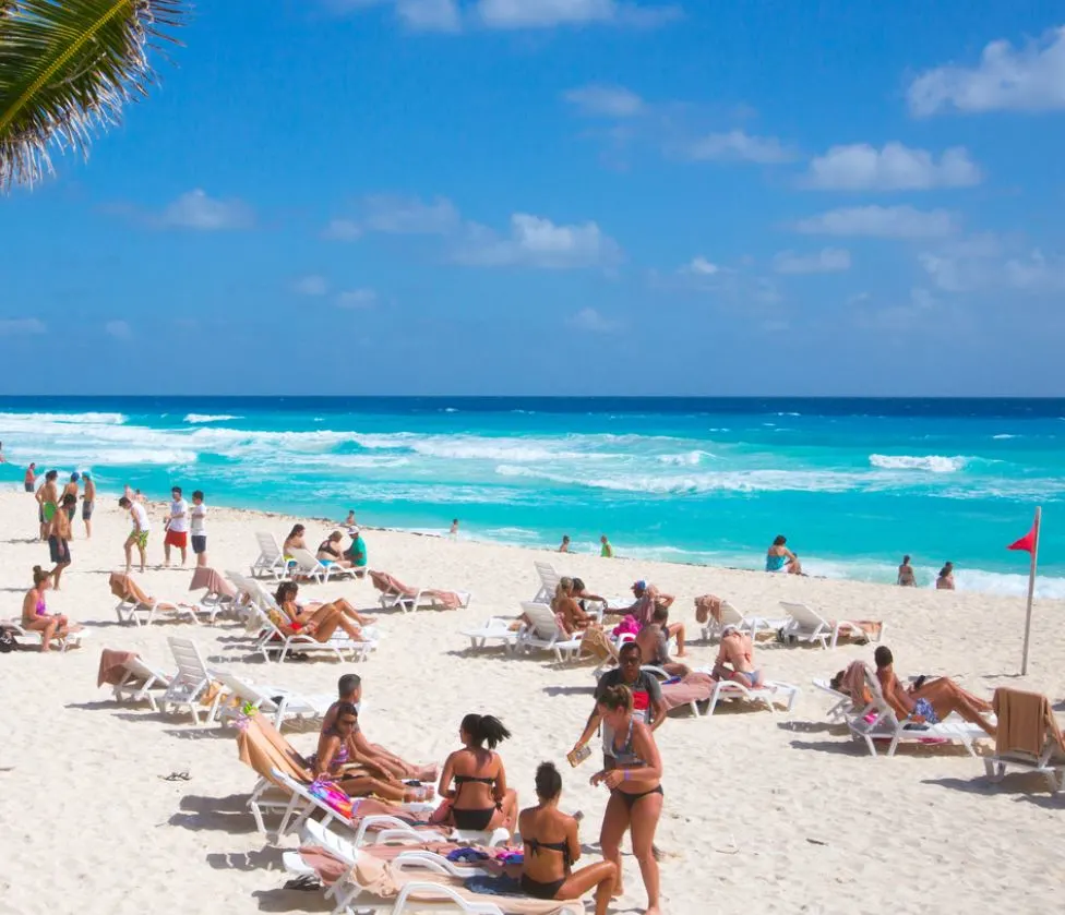 Cancun-Beach-with-tourists