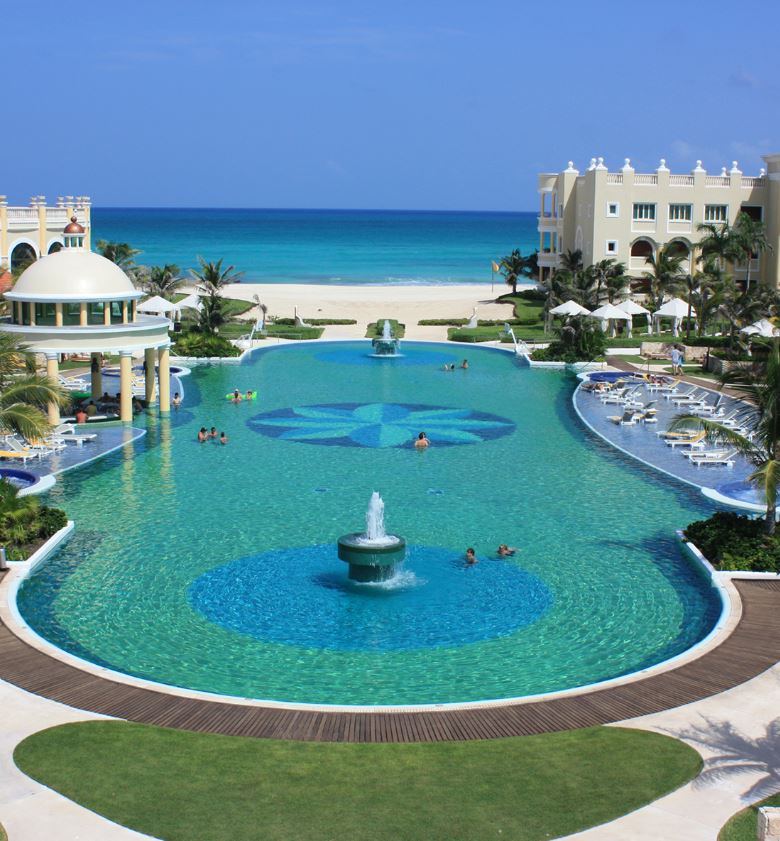 Cancun oceanfront resort and pool