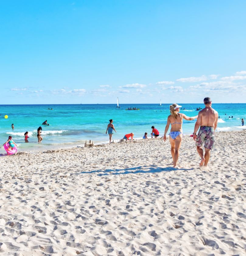 cancun-beach-and-tourists