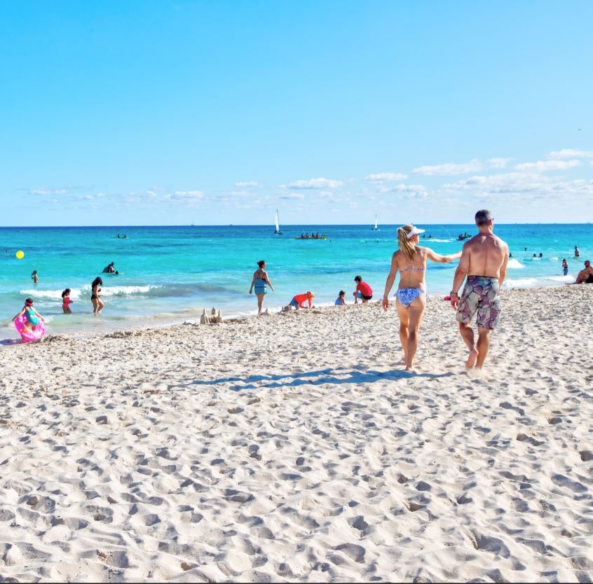 cancun-beach-tourists