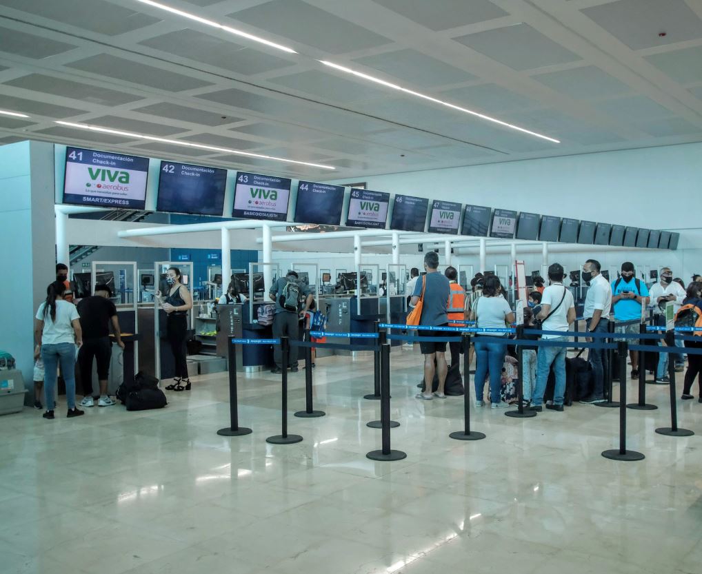 Cancun-Aiport-Lines-travelers-in-mask