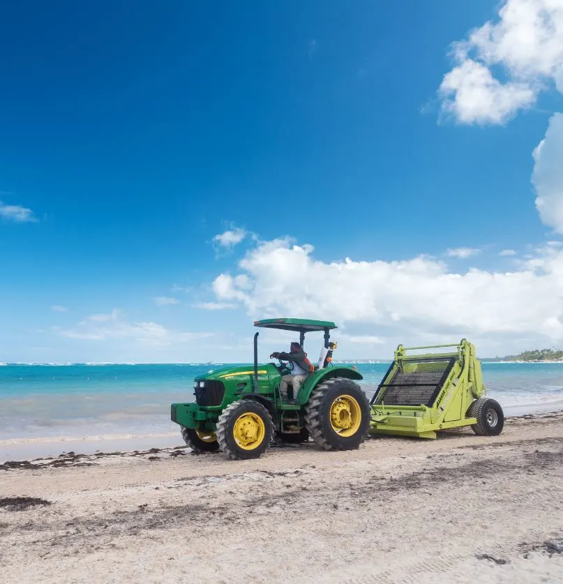 Sargassum cleaning vehicle