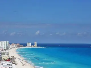 Tourism in Cancun Spikes As 300,000 American Tourists Visit In March