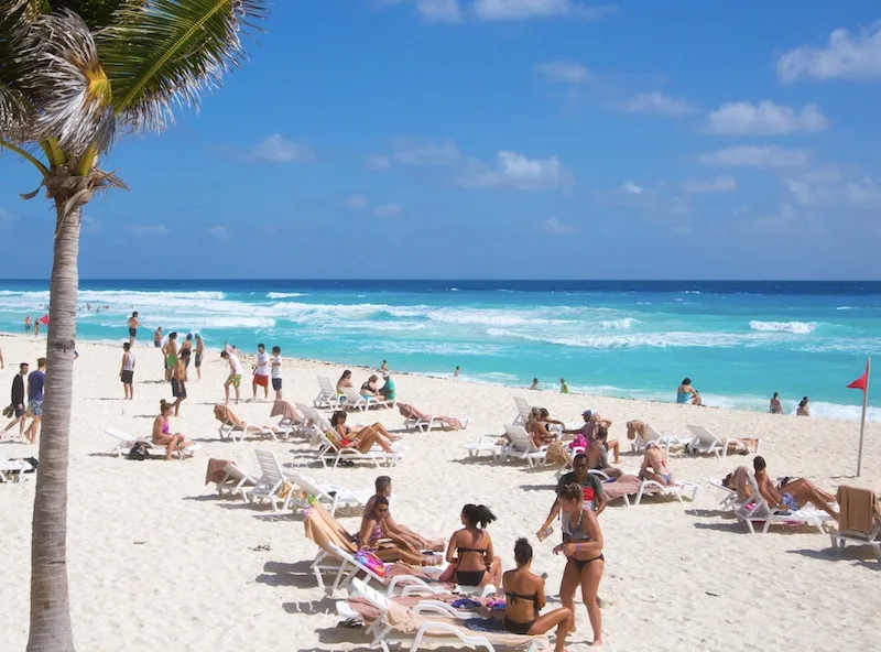 busy Cancun beach tourists