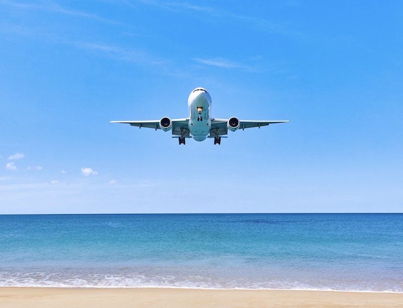 plane landing in Cancun