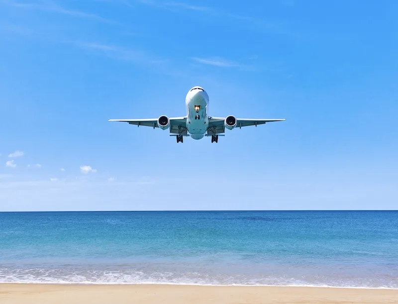 plane landing in Cancun