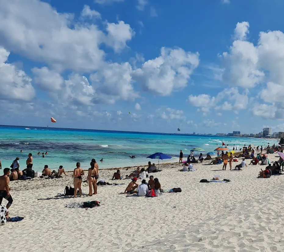 BUsy Cancun Beach 