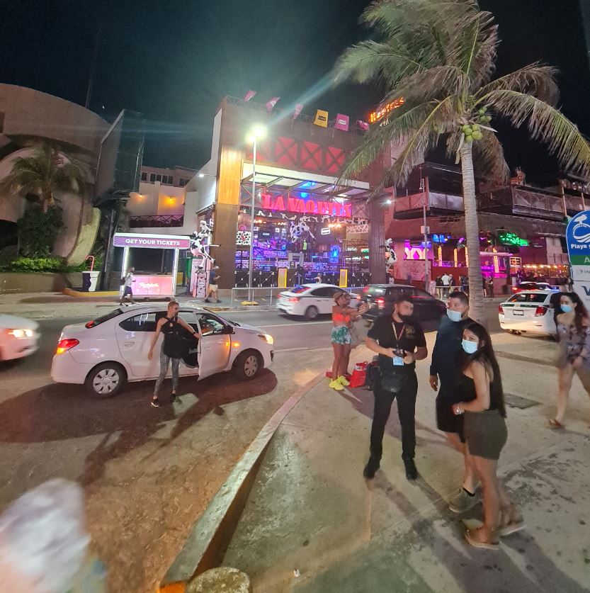 BUsy Hotel Zone street cancun