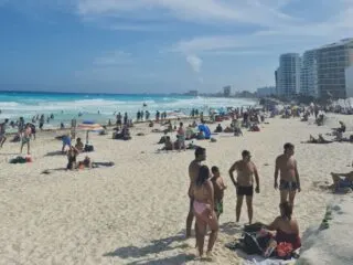 Cancun Authorities Shut Down Beach Business Charging Tourists For Chairs