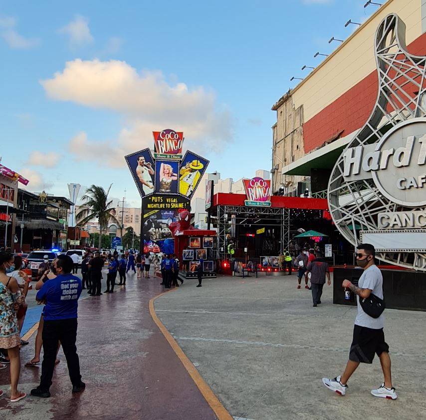 Cocbong and hard rock Cancun busy street