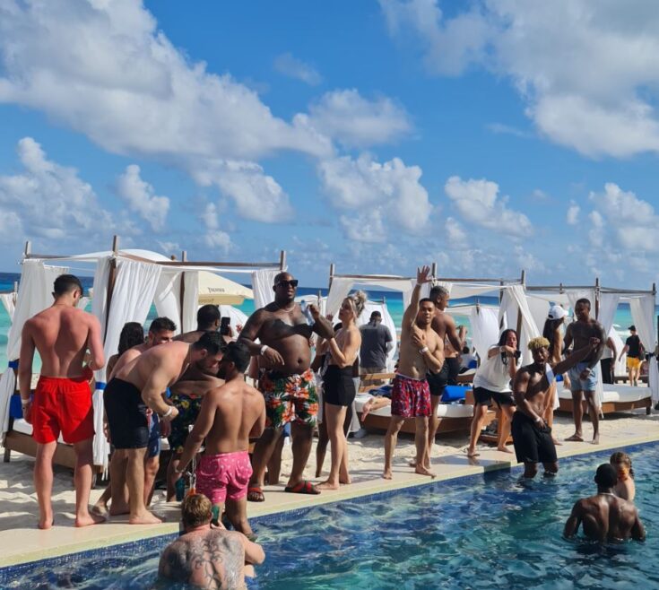 cancun clubs closing times