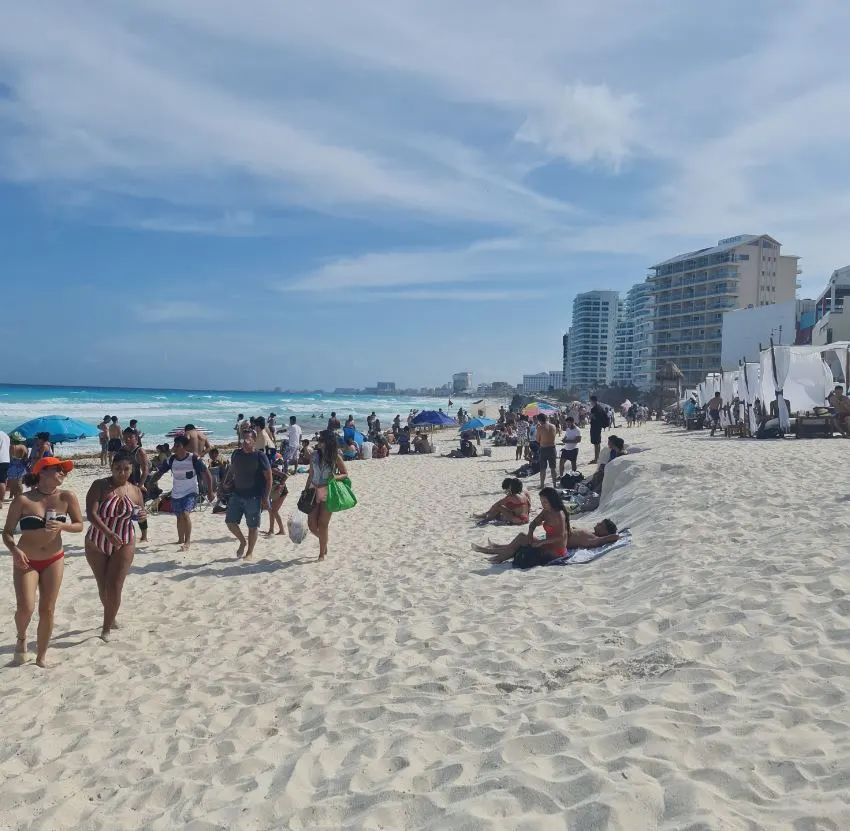 cancun beach tourists