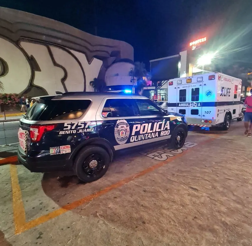 cancun-police-van-and-ambulance