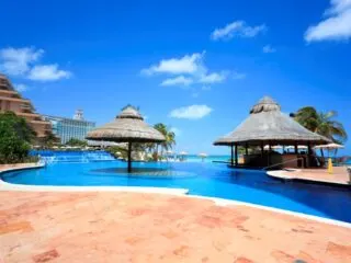 Cancun is blessed with stunning beaches, turquoise ocean, and hot, sunny days. It’s also full to the brim with All-Inclusive resorts. Huge or petite, expensive or a steal, there‘s something here to suit all tastes and pockets.