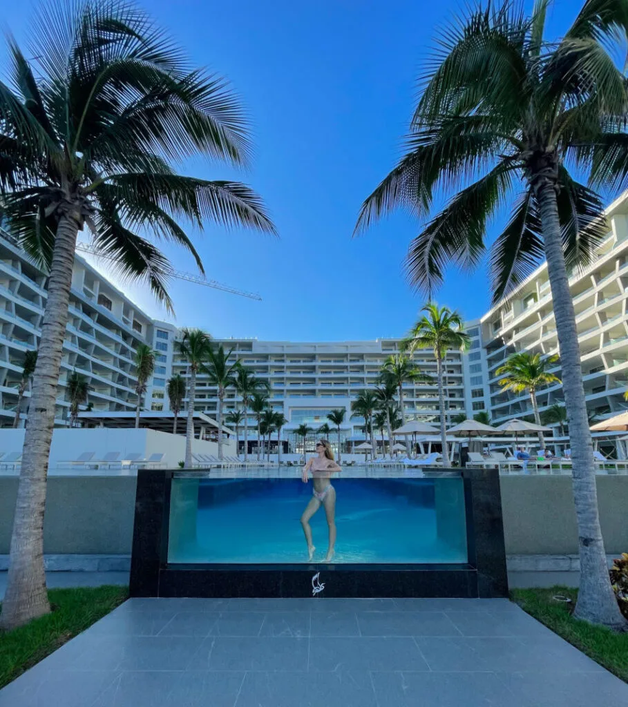 glass wall pool garza blanca cancun