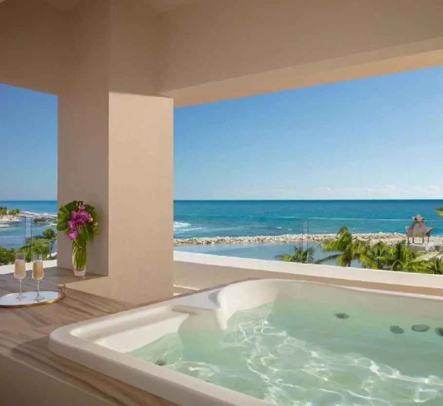 jacuzzi suite