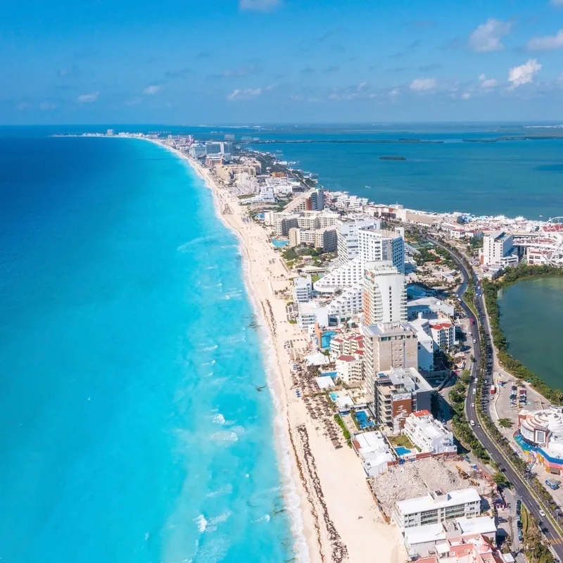 Khu nghỉ dưỡng không đưa tiêu chuẩn ở Cancun: Khu nghỉ dưỡng tuyệt đẹp này tạo ra một không gian yên tĩnh và thư giãn, nơi tất cả những lo lắng cuộc sống trở nên mờ nhạt. Tuy nhiên điều đặc biệt về khu nghỉ dưỡng này là nó không đưa ra bất cứ yêu cầu tiêu chuẩn nào, cho phép du khách thoải mái thư giãn và khám phá Cancun đầy màu sắc.