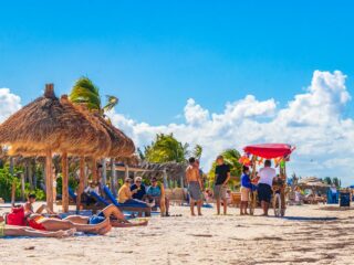 200,000 Tourists A Day Expected In Cancun Over Easter