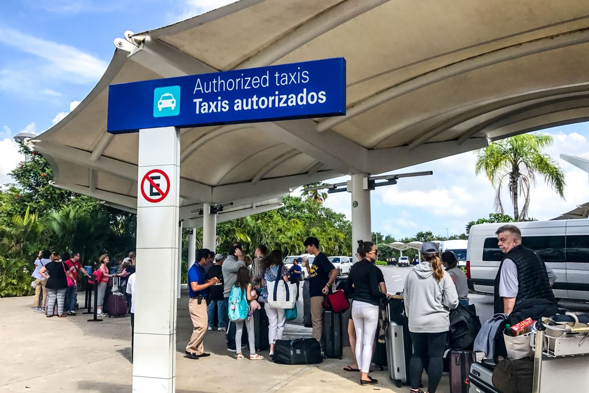 Conflict Erupts At Cancun Airport As Fake Taxis Attempt To Drive Tourists -  Cancun Sun