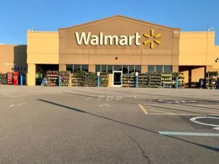 Walmart Workers Go On Strike & Threaten To Close All Cancun Walmart Stores