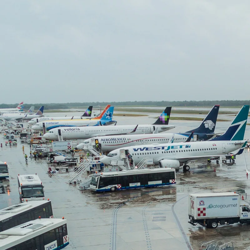 planes cancun airport