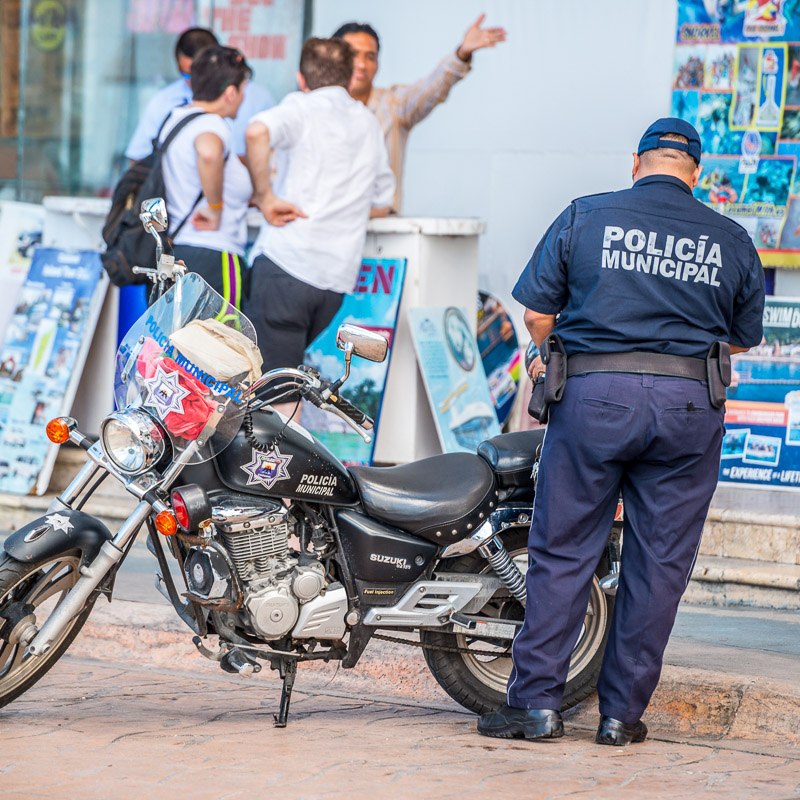 cancun policeman