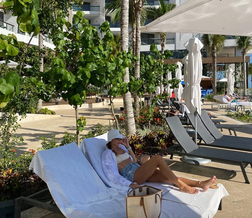 pool lounge hilton cancun