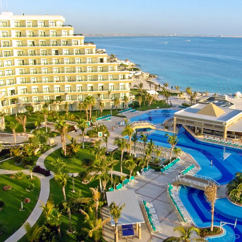 hotel in cancun with pool
