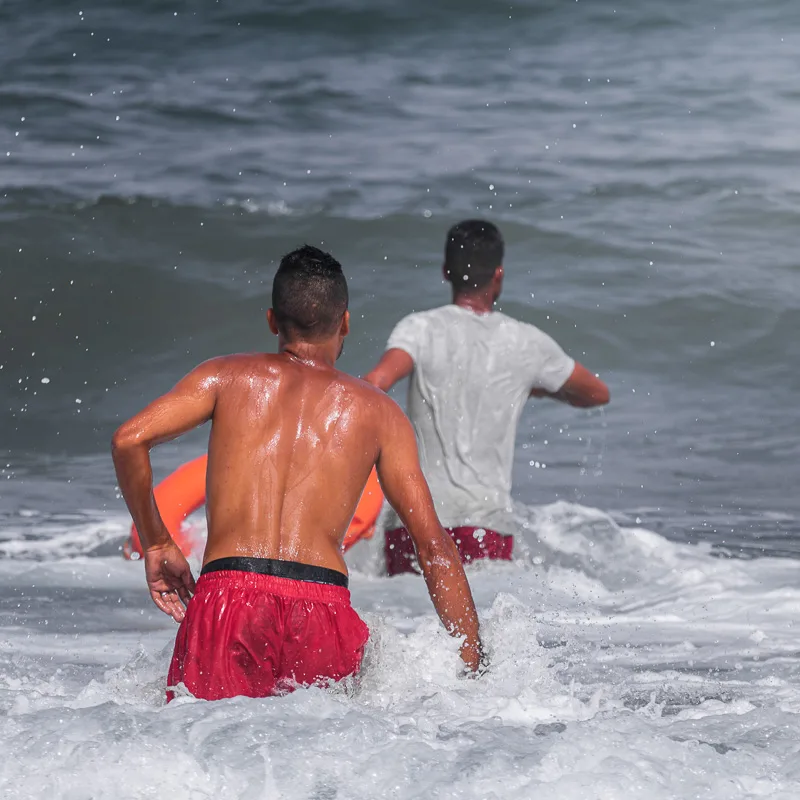 men attempt sea rescue