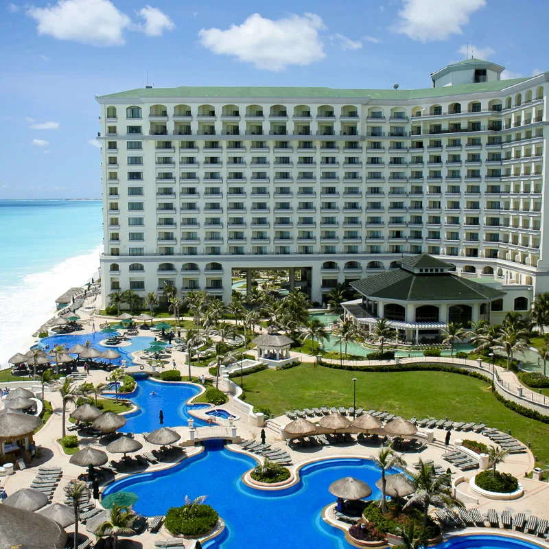 hotel pool in cancun
