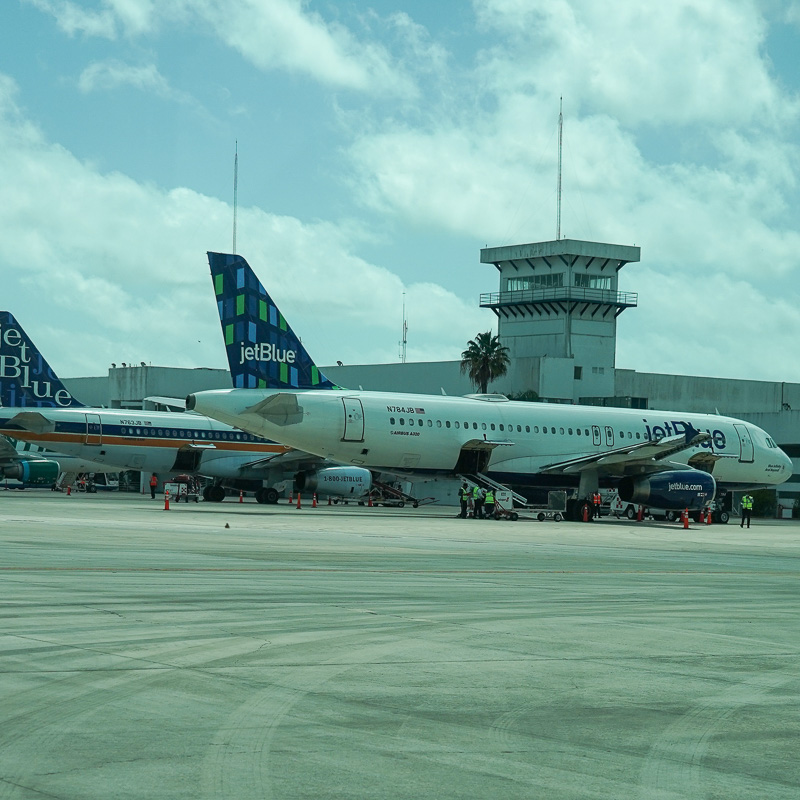 jetblue planes in cancun