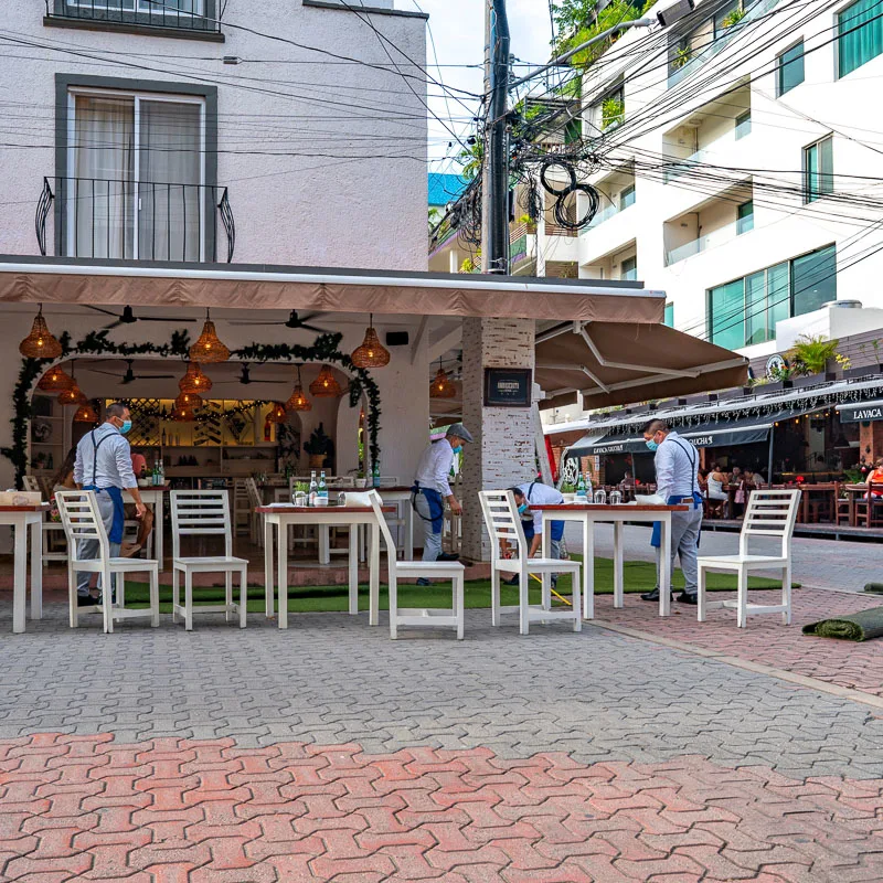 cancun restaurant setting up