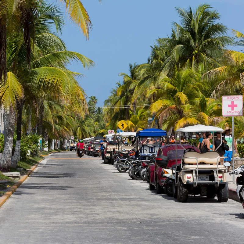 isla mujeres busy street