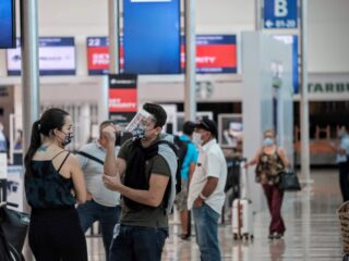 Passengers Travel Through Cancun Airport Without Face Masks Despite Rules