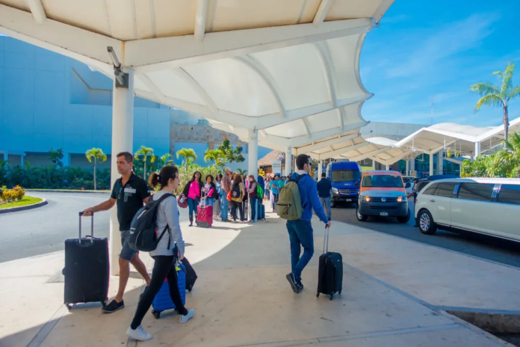 Tourists Seen Walking To Cancun Airport As Highway Renovation Causing Traffic-4