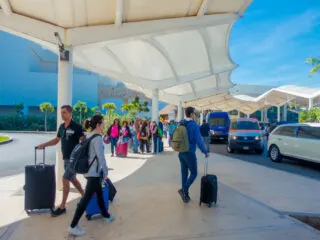 Tourists Seen Walking To Cancun Airport As Highway Renovation Causing Traffic-4