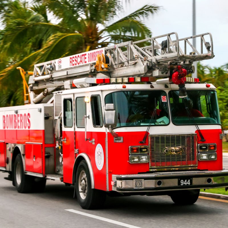 Camion de pompiers de Cancun sur route