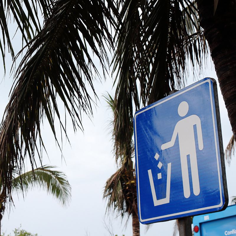 trash beach sign cancun