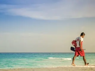 Cancun Adding Lifeguards On Beaches To Protect Tourists Ahead Of Record High Season feat