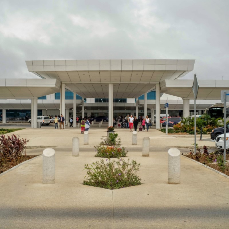 Φτάνοντας στο μικρό αεροδρόμιο του Κανκούν