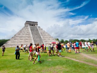Tourist Swarmed By Angry Crowd At Chichen Itza After Disrespectfully Climbing Pyramid