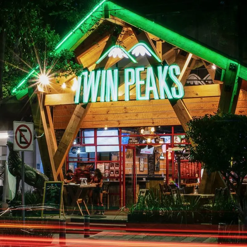 Twin Peaks restaurant in mexico city with cars passing by on busy road