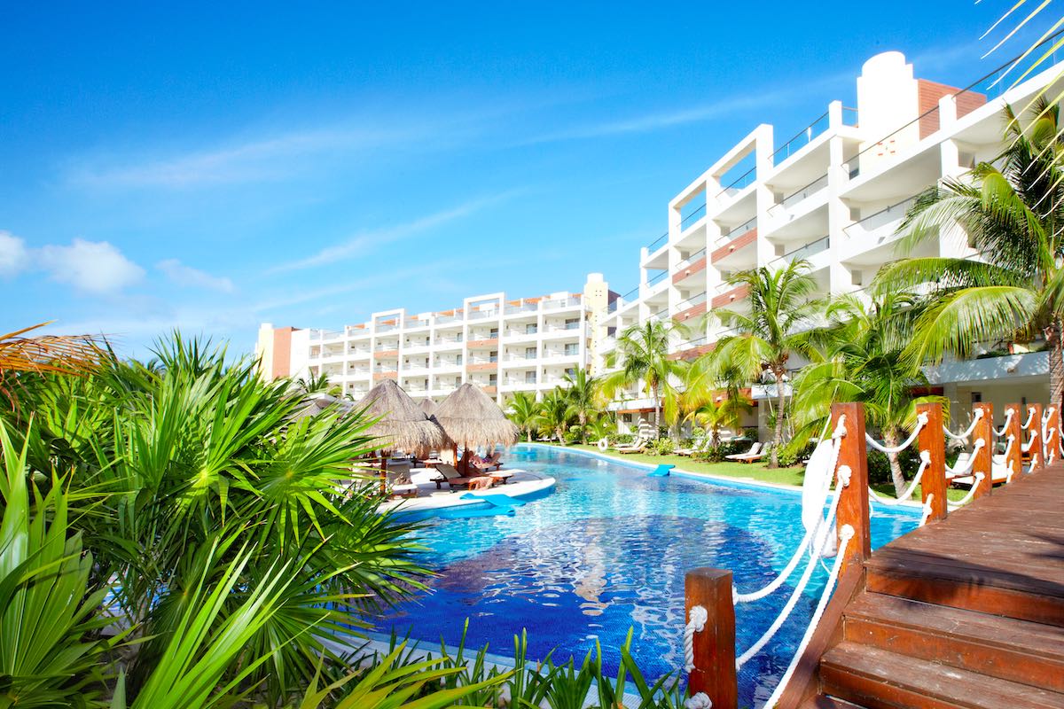 cancun-hotels-are-packed-with-americans-and-canadians-with-80-of-rooms