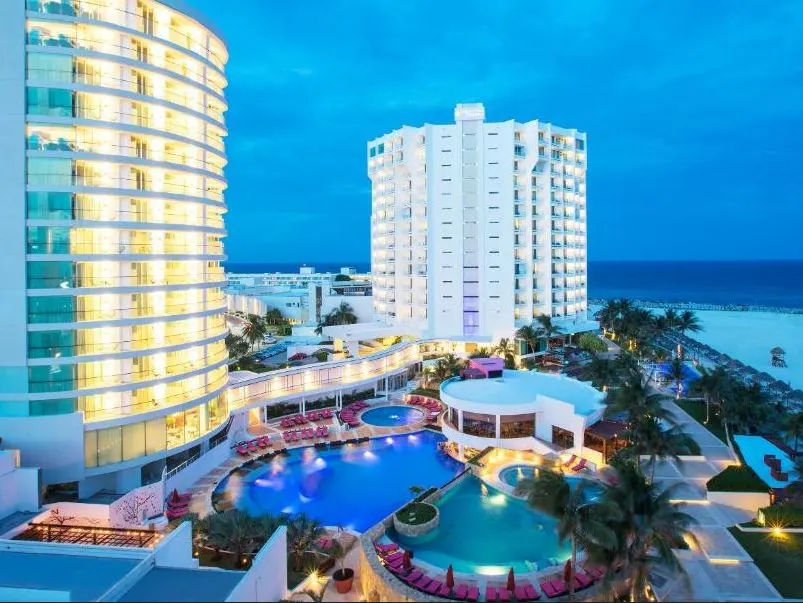 Pool and buildings at the Krystal Altitude Cancun.