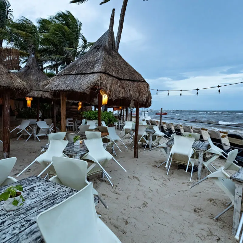 A popular bar in Playa del Carmen closed due to strong winds