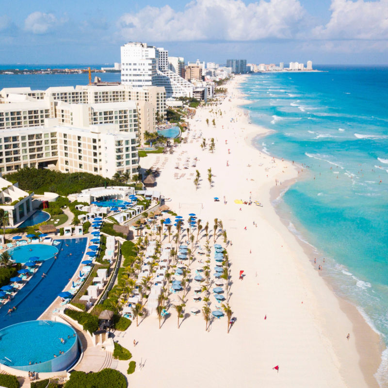 Panoramic view of a white-sand beach in Cancun 
