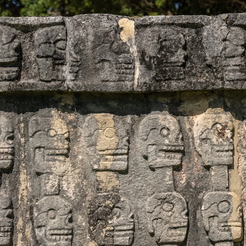 chichen itza skull platform temple