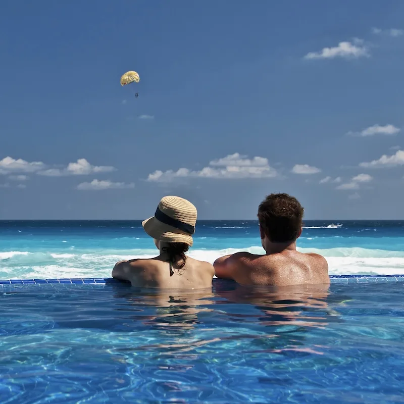 couple travelers pool cancun