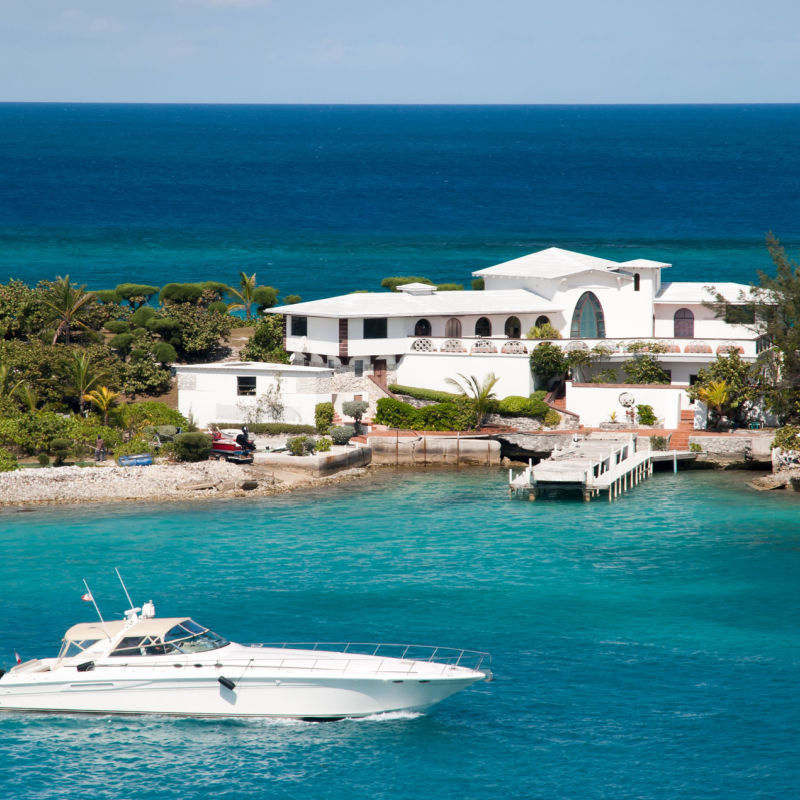 Large luxurious villa for rent in the Caribbean with a large boat 
