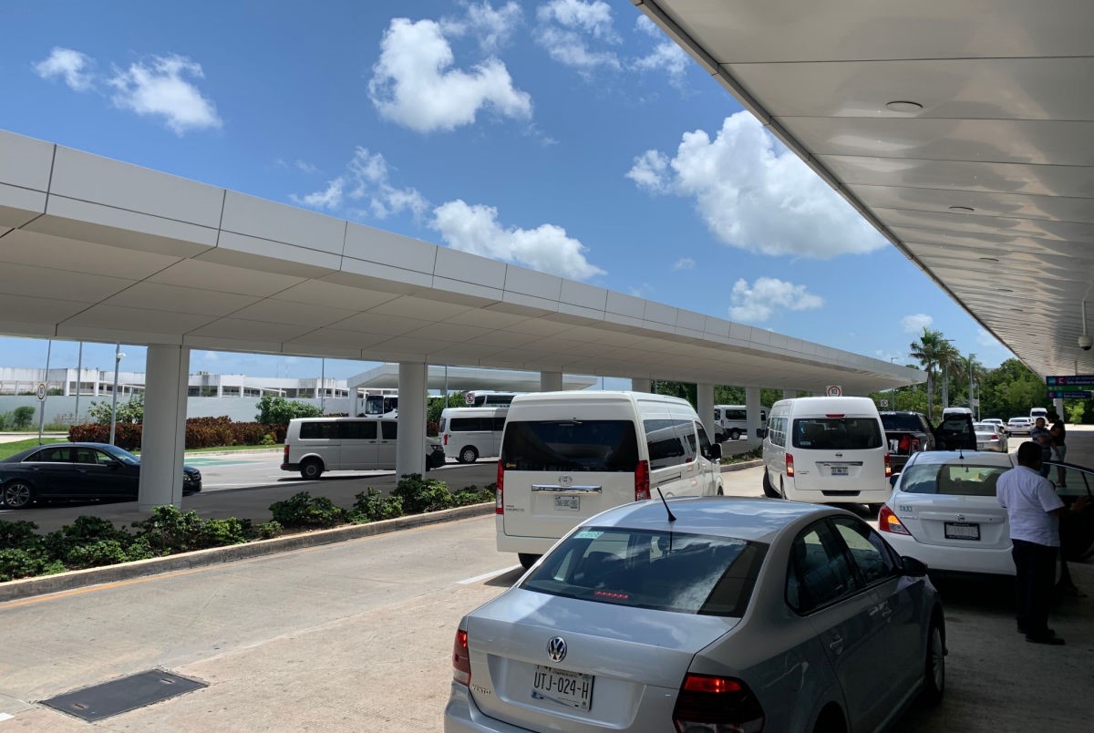 how to get a taxi at cancun airport